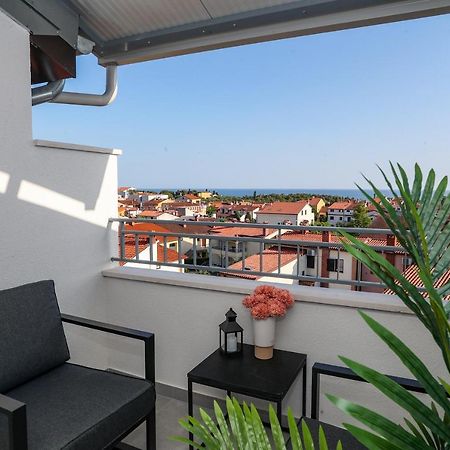 Blue Sky Apartment Ровин Екстериор снимка