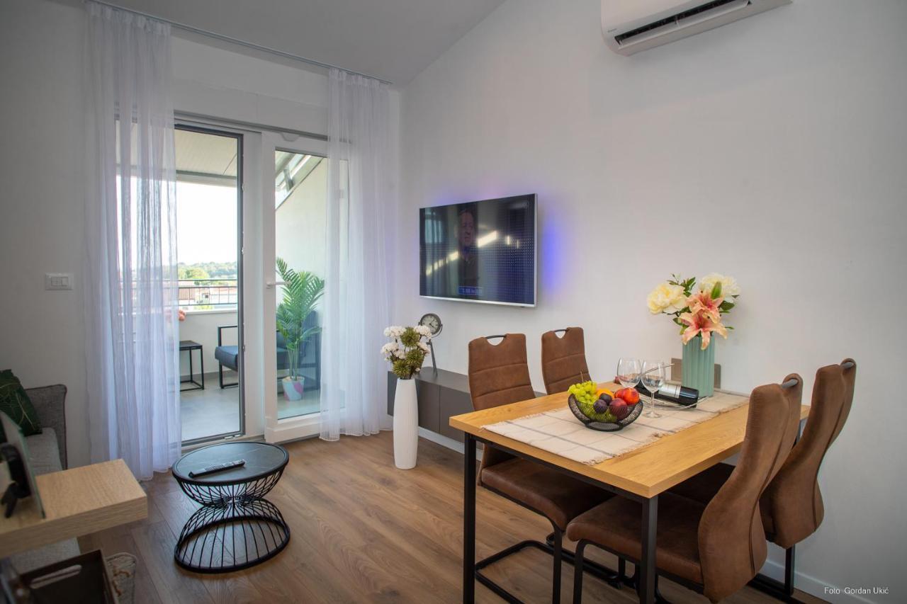 Blue Sky Apartment Ровин Екстериор снимка